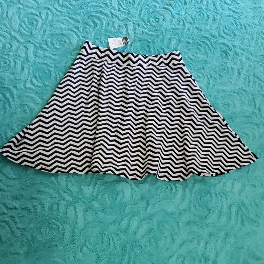 Rue21 M black and white zigzag skater skirt